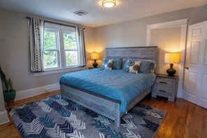 3 bedrooms, desk, iron/ironing board, travel cot - Roanoke Speakeasy: Downtown Charm near Greenways (Roanoke)