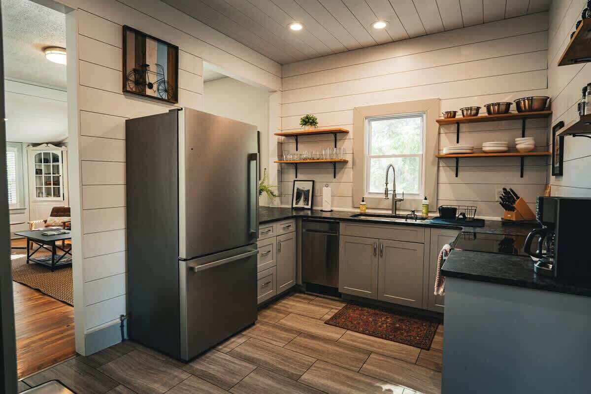 Réfrigérateur, micro-ondes, four, plaque de cuisson