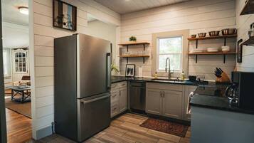 Kylskåp, mikrovågsugn, ugn och spishäll