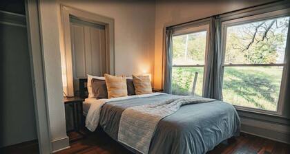 Rustic Trailside Cabin: Near McAfee Knob, Roanoke