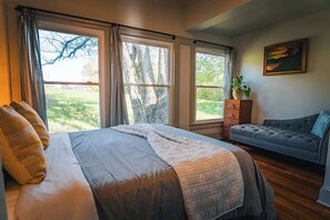 2 bedrooms, desk, WiFi, bed sheets