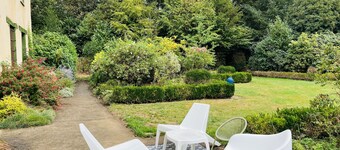 Grande dépendance avec son jardin au sein du parc boisé d’un château 10/11 pers