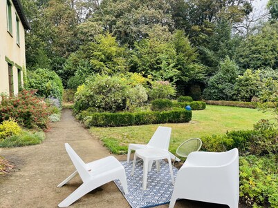 Grande Dépendance Avec son Jardin au Sein du Parc Boisé dun Château 10/12 Pers