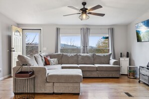 TV, fireplace - Mountain Vistas (Sevierville)