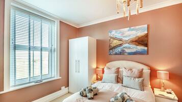 6 bedrooms, free WiFi, bed sheets