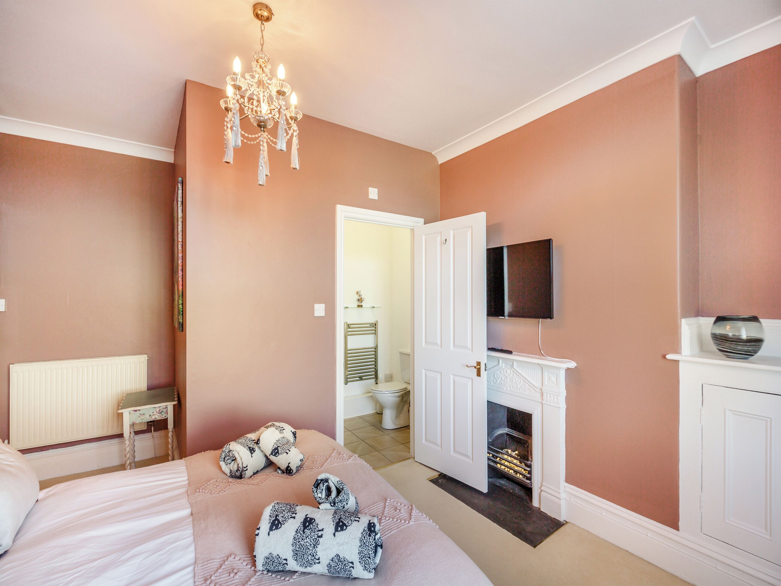 6 bedrooms, free WiFi, bed sheets