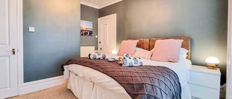 6 bedrooms, free WiFi, bed sheets