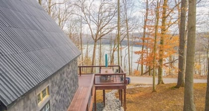 "Eagle's Cliff" at Lake Cumberland. Relaxing Beautiful Front Porch Lake View!