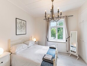 2 多间卧室、免费 WiFi、床单