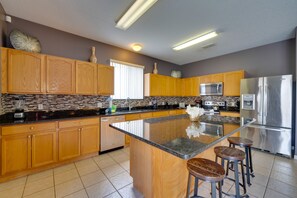 Geschirrspüler, Wasserkocher mit Kaffee-/Teezubehör, Toaster, Hochstuhl