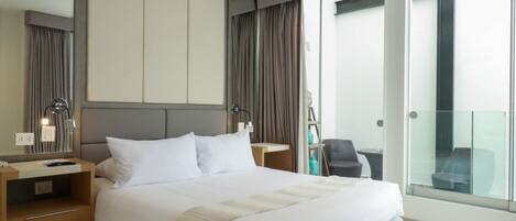 3 bedrooms, individually decorated, individually furnished, desk