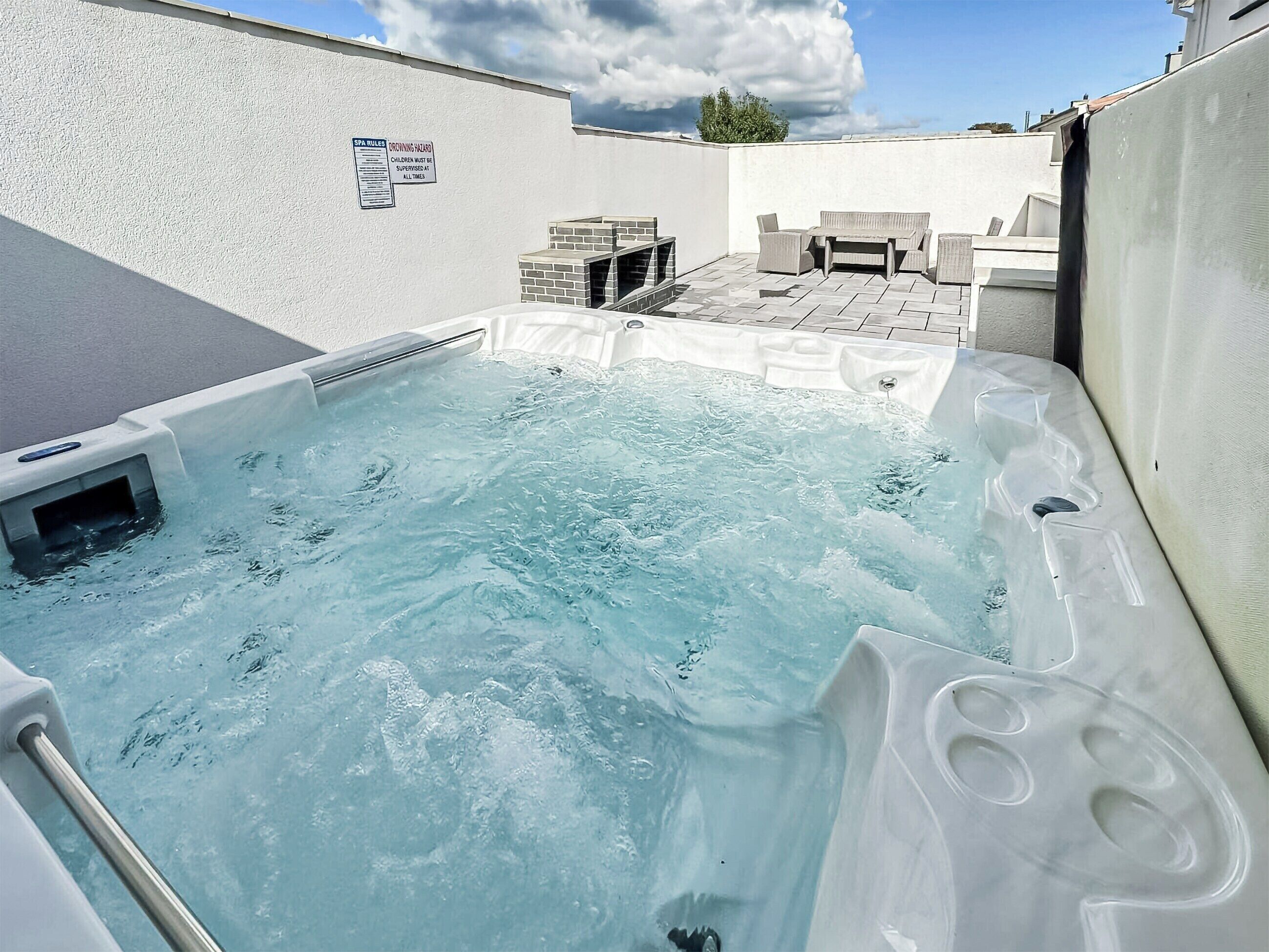 Outdoor spa tub