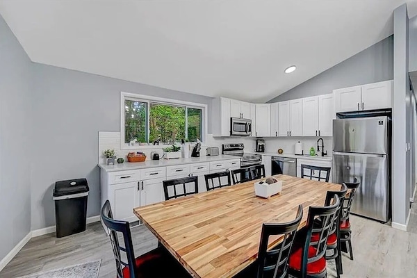 Kjøleskap, mikrobølgeovn, ovn og kokeplater