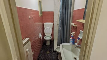 Haartrockner, Handtücher, Seife, Toilettenpapier