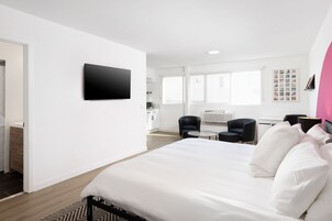 Deluxe Suite Full Kitchen, 1 King (Self Check-In with Virtual Front Desk) | Premium bedding, individually decorated, individually furnished