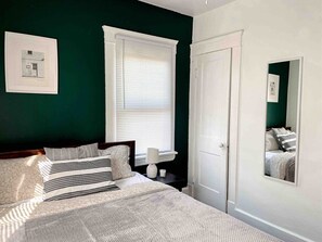 2 bedrooms, iron/ironing board, free WiFi, bed sheets - West Cleveland - remodeled Apartment Pets Welcome (Cleveland)