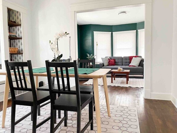 Dining - West Cleveland - remodeled Apartment Pets Welcome (Cleveland)