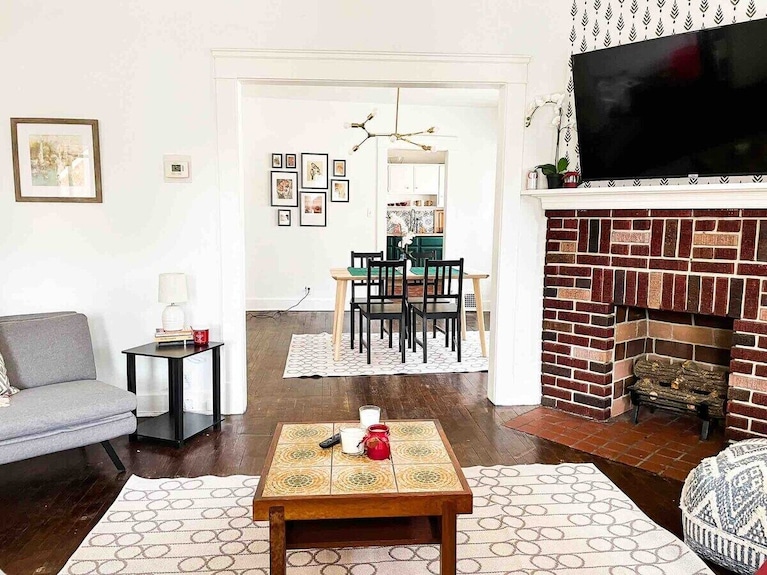 West Cleveland - Remodeled Apartment Pets Welcome - Cleveland