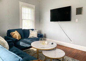 TV - Rocky River Near Airport Apartment - 2nd floor (Cleveland)