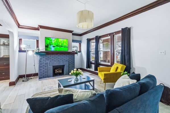 Smart TV - West Blvd Getaway – Furry Friends Allowed (Cleveland)