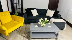 Smart TV - West Blvd Getaway – Furry Friends Allowed (Cleveland)