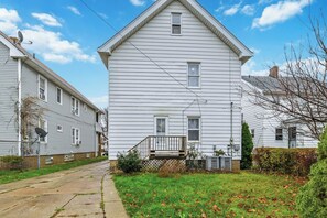 Exterior - West Blvd Getaway – Furry Friends Allowed (Cleveland)