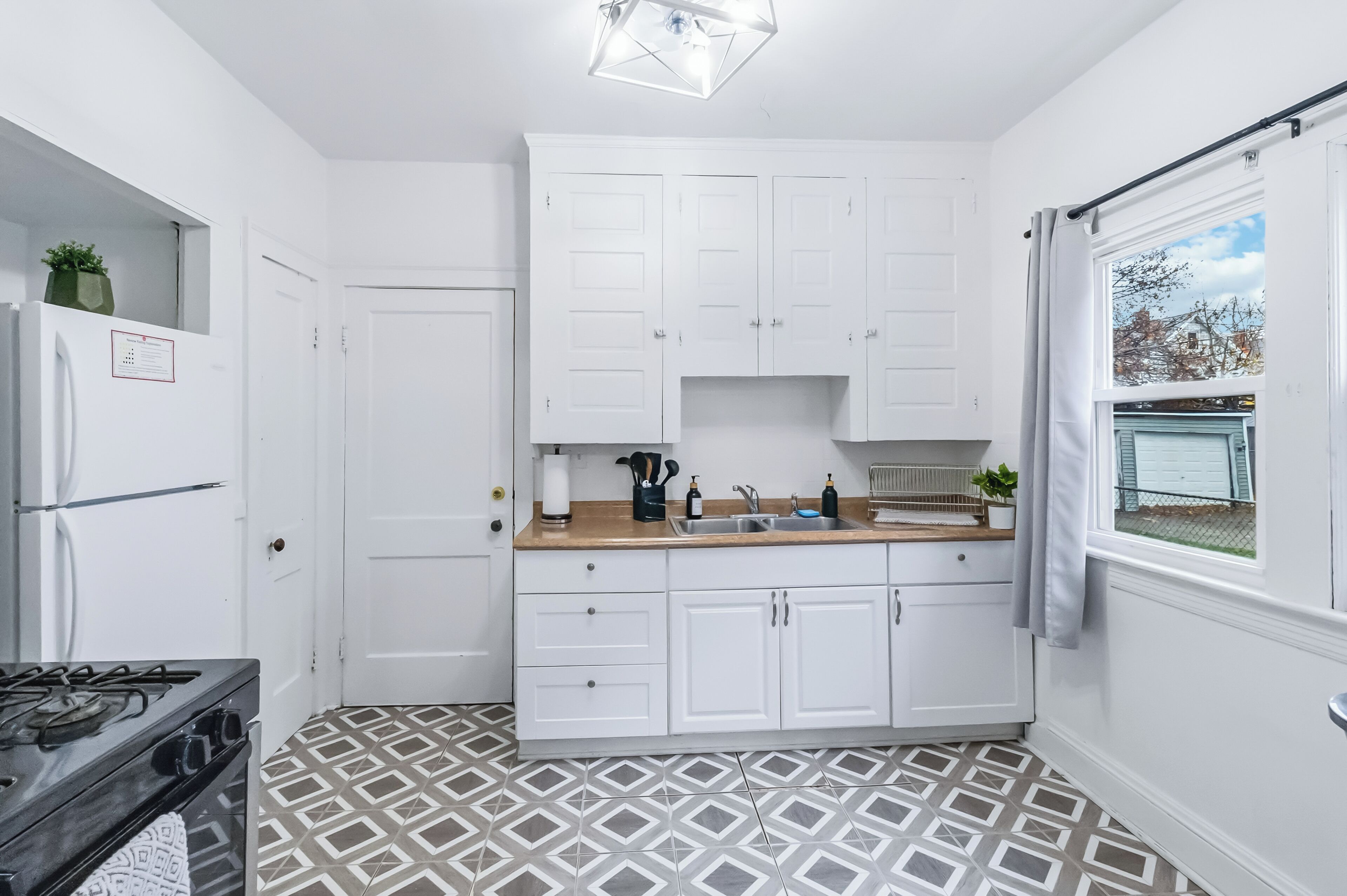 Kjøleskap, mikrobølgeovn, kaffetrakter/tekoker og brødrister