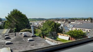 A residential area with houses, trees, and a clear sky. - 3 bedroom accommodation in Castle Douglas (Castle Douglas)
