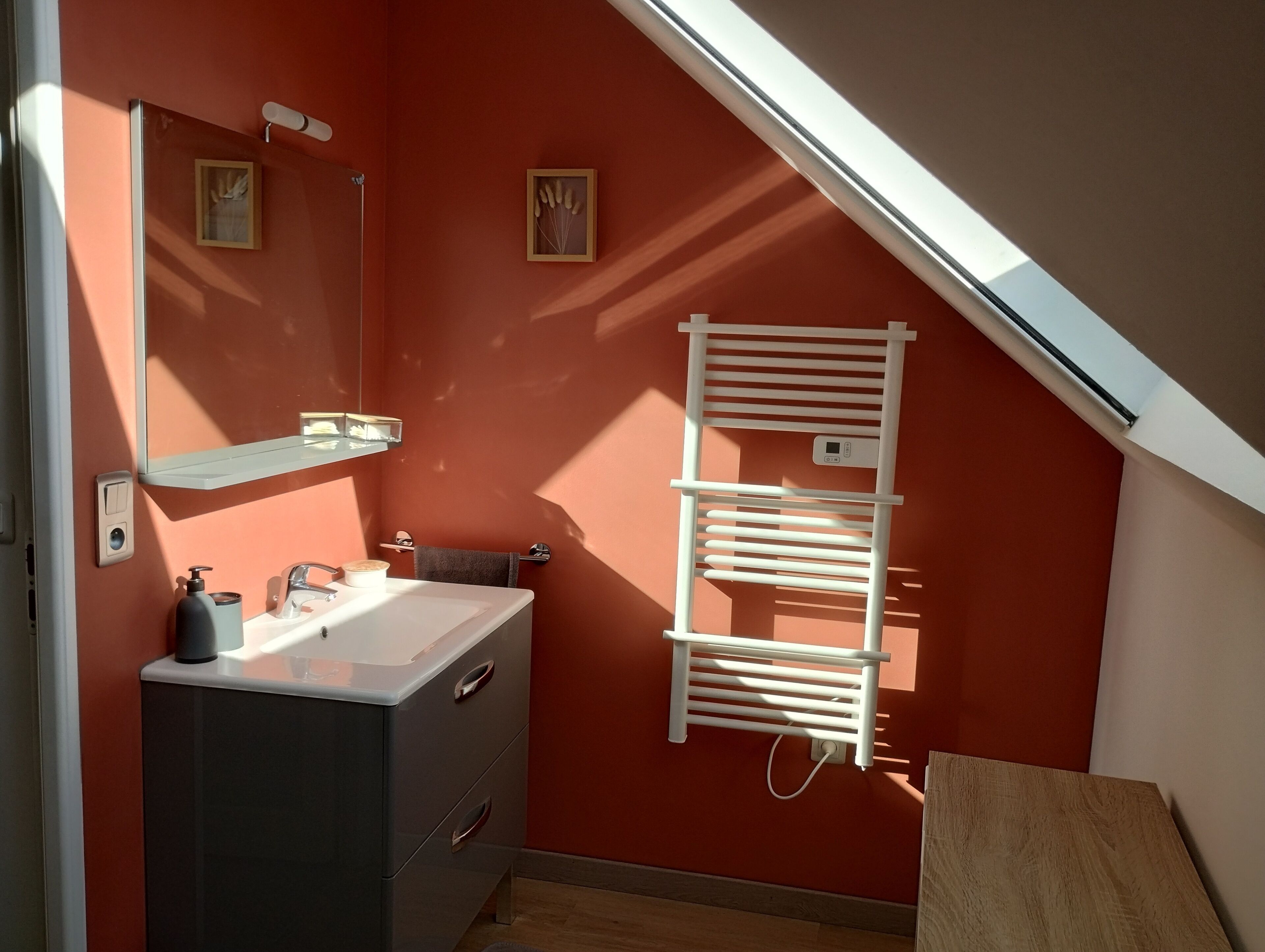 Douche, sèche-cheveux, serviettes fournies, savon