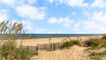 Chaises longues, serviettes de plage