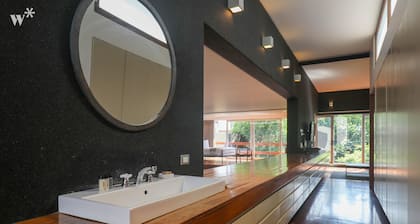 House in Miraflores by Wynwood House