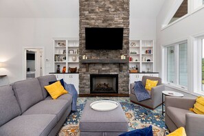 Älytelevisio, takka, kirjoja