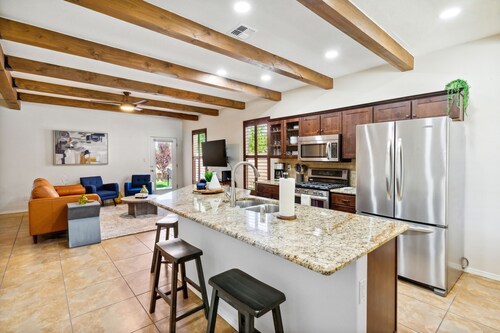 Old Town Escape- Mins from Old Town and Sawmill. With Hot Tub and Firepit