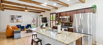 Old Town Escape- Mins from Old Town and Sawmill. With Hot Tub and Firepit
