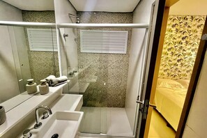 Haartrockner, Handtücher, Seife, Toilettenpapier