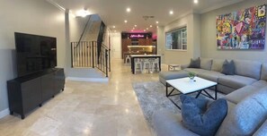 Living area - Beautiful 3 bedroom Townhome near Fort Lauderdale Beach, Airport, and Los Olas ! (Fort Lauderdale)