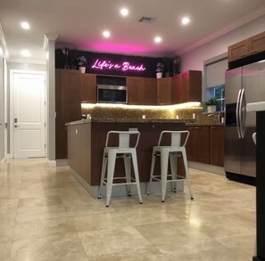 Private kitchen - Beautiful 3 bedroom Townhome near Fort Lauderdale Beach, Airport, and Los Olas ! (Fort Lauderdale)