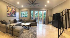 Living area - Beautiful 3 bedroom Townhome near Fort Lauderdale Beach, Airport, and Los Olas ! (Fort Lauderdale)