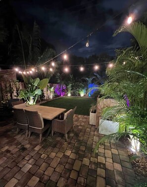Outdoor dining - Beautiful 3 bedroom Townhome near Fort Lauderdale Beach, Airport, and Los Olas ! (Fort Lauderdale)