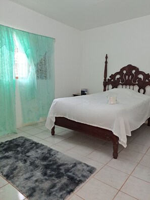 3 室のベッドルーム、アイロン / アイロン台、WiFi、ベッドシーツ