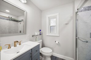 Shower, towels, toilet paper - The Palm Cottage

 (Yankeetown)