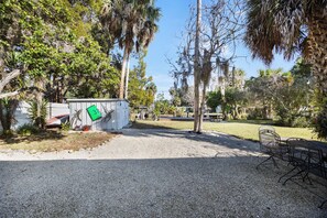 Outdoor dining - The Palm Cottage

 (Yankeetown)