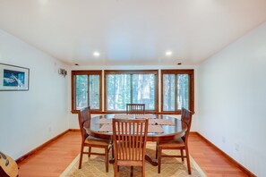 Dining - Hike, Boat & Ski: South Lake Tahoe Home (South Lake Tahoe)