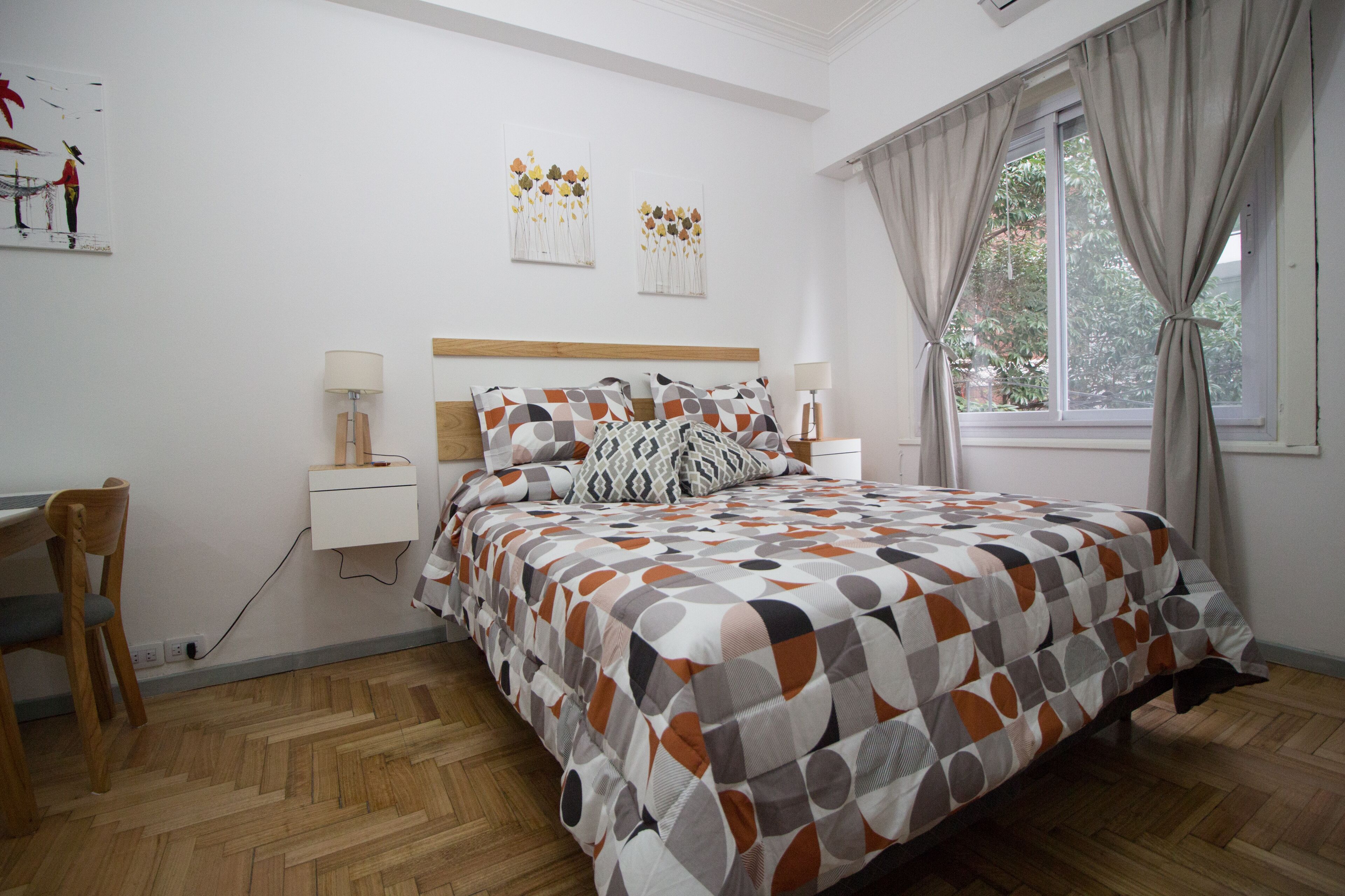 1 habitación, tabla de planchar con plancha, wifi gratis y ropa de cama 