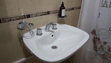 Secador de pelo, bidet, toallas, jabón