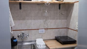 Frigorifero, microonde, macchina per tè/caffè, bollitore elettrico