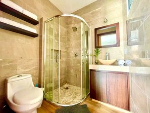 Een douche, een haardroger, handdoeken, zeep