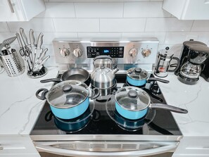 Fridge, microwave, oven, stovetop - Sun / 3 King Beds / 2 Free Driveway Parking (Philadelphia)