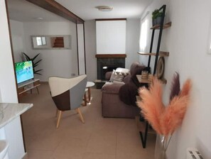 Smart TV, fireplace