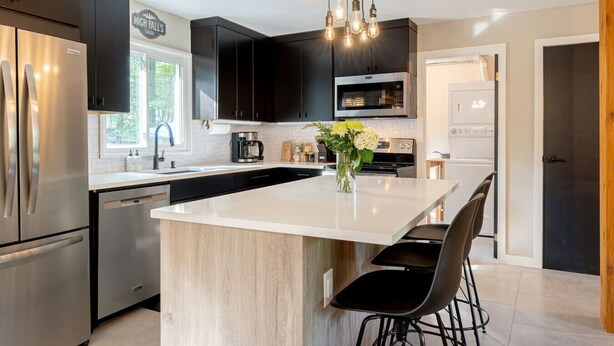 Coffee/tea maker, fridge, microwave, oven - Modern Rustic Escape w/Hot Tub & Fire Pit (Saugerties)
